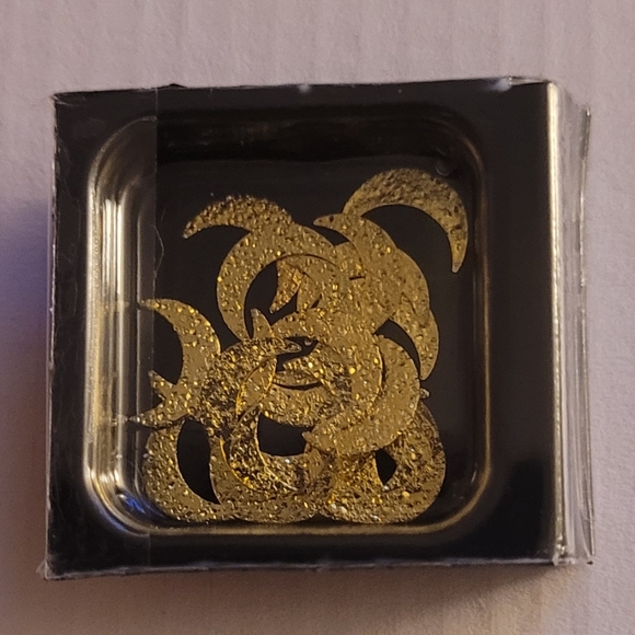 Gold and silvertone nail art kits and designs - Picture 2 of 16